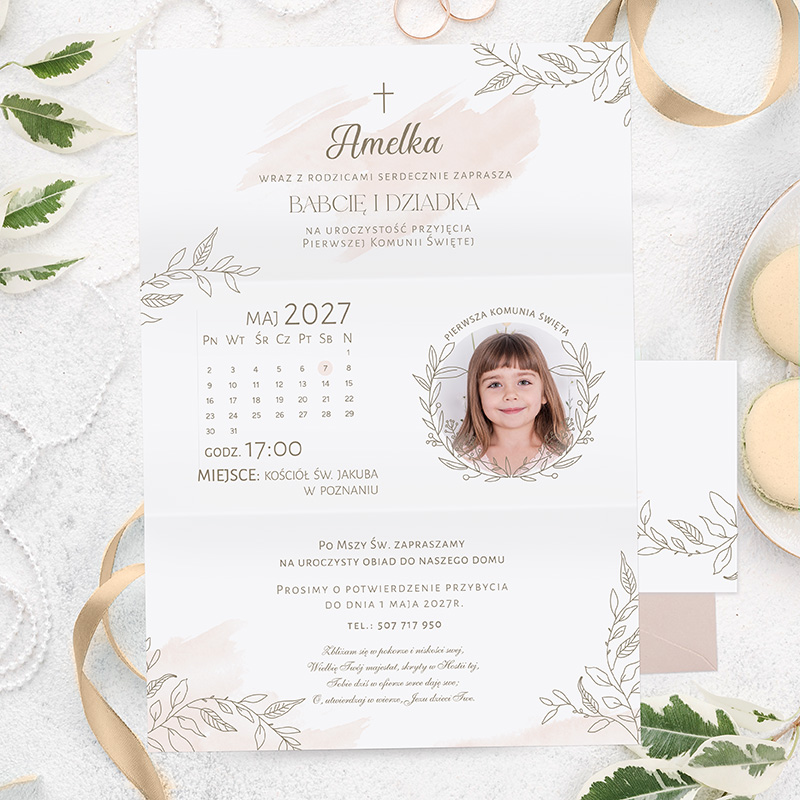 Zaproszenie na uroczystość pierwszej komunii świętej, zawierające jej zdjęcie oraz szczegóły daty i miejsca.