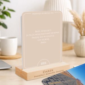 Pamiątka pierwszej komunii świętej z napisem dziękczynnym, umieszczona na podstawce drewnianej.