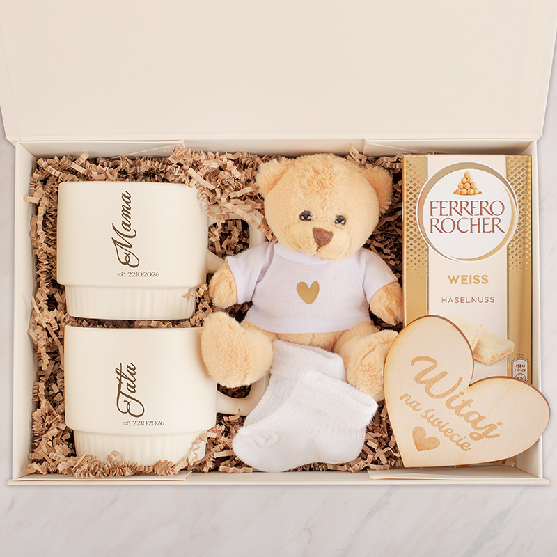 Zestaw prezentowy zawierający dwa kubki, misia, słodycze Ferrero Rocher oraz serce z życzeniami.