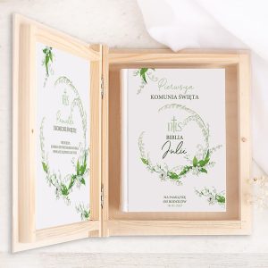 Elegancka drewniana skrzynka z książką "Biblia" z zielonymi akcentami i napisem "Pierwsza Komunia Święta".