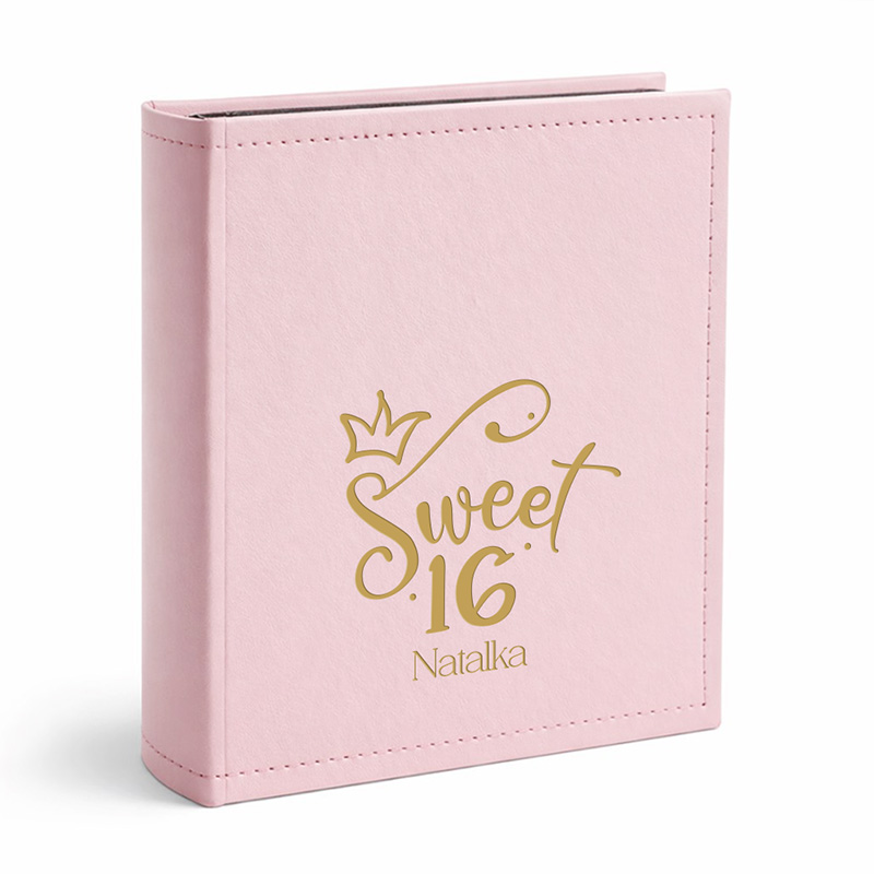Różowy album na zdjęcia z napisem "Sweet 16" i imieniem Natalka, ozdobiony złotymi detalami.
