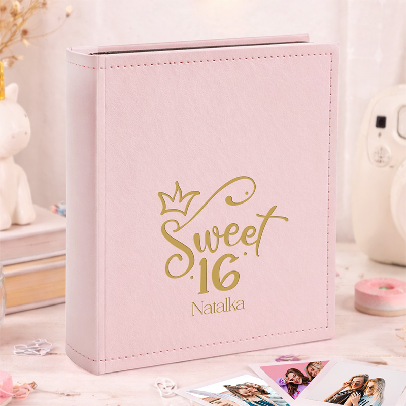 Różowy album na zdjęcia z napisem "Sweet 16" i imieniem Natalka, otoczony dekoracjami w pastelowych kolorach.