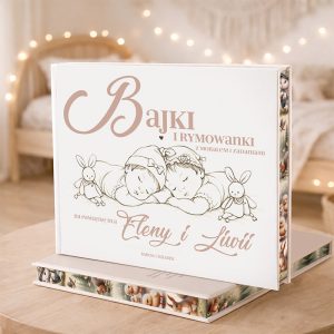 Księga z bajkami i rymowankami dla dzieci, w jasnej oprawie z ilustracją dwóch śpioszków. W tle miękkie światło i przytulne otoczenie.