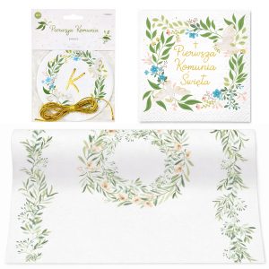 Zestaw dekoracji na Pierwszą Komunię, w tym girlanda z literą, serwetki z napisem "Pierwsza Komunia Święta" i ozdobny stół.