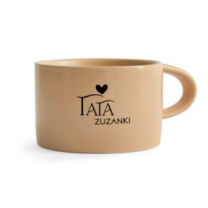 Kubek w kolorze beżowym z napisem "TATA" oraz sercem.