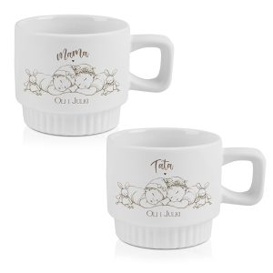 Białe kubki z napisem "Mama" i "Tata" oraz ilustracją dzieci i króliczków, z imionami bliźniaczek.