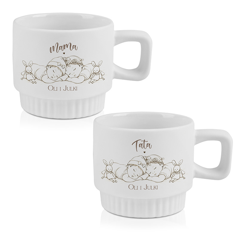 Białe kubki z napisem "Mama" i "Tata" oraz ilustracją dzieci i króliczków, z imionami bliźniaczek.