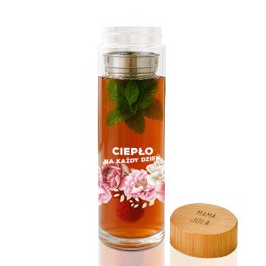 butelka-na-napoje-z-personalizacja-dla-mamy.jpg Szklany termos z herbatą o intensywnym brązowym kolorze, z kawałkami owoców i miętą, z napisem "CIEPŁO NA KAŻDY DZIEŃ" oraz zamknięciem z drewna.