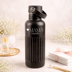 Czarna butelka na wodę z napisem "MAMA" i imieniem, z wypukłym wzorem na powierzchni.