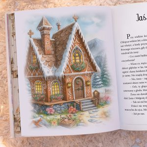 chatka-z-piernika.jpg Drewniany domek w stylu bajkowym z lukrem i ozdobami, otoczony śniegiem, w górskim krajobrazie.