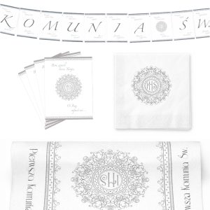 Dekoracje i akcesoria na komunię: girlanda z napisami oraz serwetki ozdobne z monogramem w eleganckim stylu.
