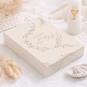 Eleganckie opakowanie z subtelnym wzorem roślinnym w odcieniach beżu, ozdobione napisem "Pamiątka".
