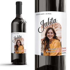 Butelka wina z etykietą zawierającą imię i napis "DLA MAMY. ROCZNIK ABSOLUTNIE BEZCENNY".