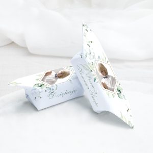 krowki-ze-zdjeciem-na-komunie.jpg Papierowe pudełka z delikatnym wzorem roślinnym, z napisem "Dziękuję" oraz zdjęciem osoby w białej koszuli.