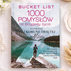 ksiazka-z-bucket-list-pomysly-na-przygody.jpg Okładka książki "Bucket List 1000 pomysłów na przygody życia" z panoramą górską i osobą stojącą w tle. Widoczne także napisy dotyczące pamiątki i daty.