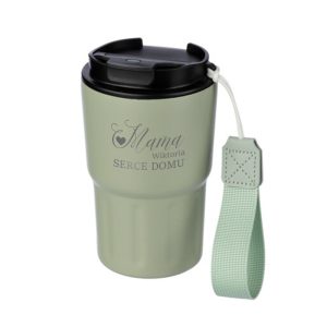 kubek-dla-mamy-serce-domu.jpg Zielony kubek termiczny z czarną pokrywką i uchwytem, z napisem "Mama SERCE DOMU".