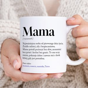 Kubek z napisem "Mama" oraz definicją opisującą ją jako źródło miłości, siły i bezpieczeństwa. W tle widać jasny, miękki sweter.