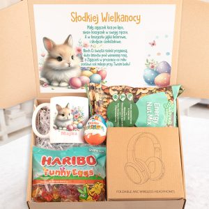 Kosz prezentowy z maskotką, czekoladowymi jajkami, mieszanką orzechów, kubkiem i słodkim hasłem na kartce.