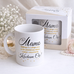 Biała filiżanka z napisem "Mamo" i podziękowaniami za miłość, umieszczona w eleganckim, złotym opakowaniu.