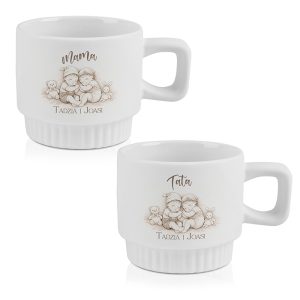 Ceramiczne kubki z napisem "Mama" i "Tata", z wizerunkiem uśmiechniętych dzieci oraz pluszaków.