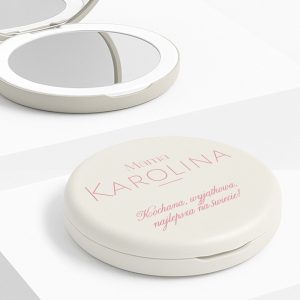 Lustro w okrągłej kasetce z napisem "Mama" oraz hasłem "Kochana, wyjątkowa, najlepsza na świecie!".