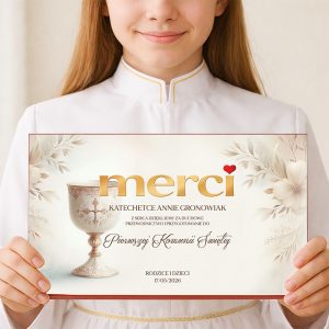 Dziewczyna w białej sukni trzyma dyplom z napisem "merci", podziękowaniami oraz filiżanką, z datą.