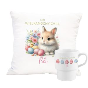 Poduszka z napisem "Mój Wielkanocny Chill" oraz ilustracją uroczego króliczka i pisankami, obok filiżanka z napisem "Czekam na zajączka".