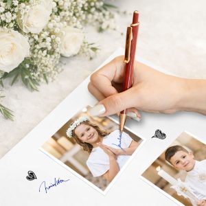 Dziecko w białej sukience z kwiatową opaską składa ręce w modlitwie, podczas gdy dorosły pisze długopisem na zdjęciu.