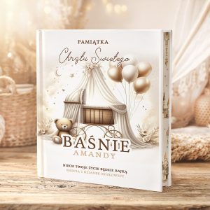 Książka z piękną okładką, przedstawiającą misia i balony, z tekstem "Pamiątka Chrztu Świętego".