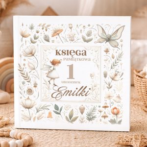 Księga pamiątkowa z okazji pierwszych urodzin Emilki, ozdobiona delikatnymi ilustracjami kwiatów i postaci.