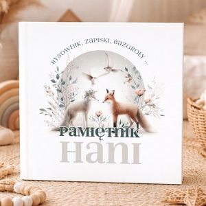 Książka z delikatną ilustracją lisa i zająca otoczoną kwiatami oraz ptakami, z napisem "Pamiętnik".
