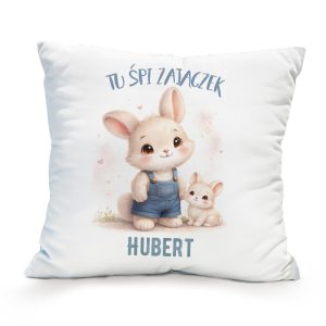 Poduszka z ilustracją dwóch uroczych króliczków, jeden w granatowych ogrodniczkach, z imieniem i napisem "TU ŚPI ZAJĄCZEK".