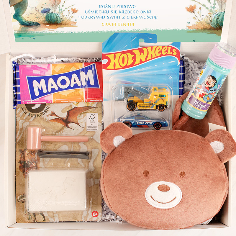 Zestaw prezentowy z maskotką w kształcie misia, słodyczami, zabawką Hot Wheels i bańkami.