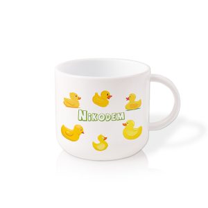 Biała filiżanka z kolorowymi rysunkami kaczek i napisem.