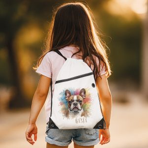 plecak-dla-dzieci-z-buldogiem.jpg Dziewczynka w różowej koszulce z plecakiem z grafiką psa buldoga francuskiego w kolorowym tle, idzie po słonecznej alejce.