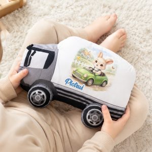 Poduszka w kształcie ciężarówki z rysunkiem myszki w zielonym samochodzie i napisem "Piotruś".