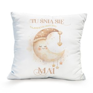 poduszka-tu-snia-sie-sny.jpg Poduszka z ilustracją uśmiechniętego księżyca w czapce, otoczona gwiazdami i napisem "Tu śnią się najpiękniejsze sny".