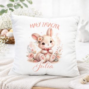 Poduszka z wizerunkiem małego zajączka, ozdobiona kwiatami, imieniem dziecka i napisem "Mały Zajączek".