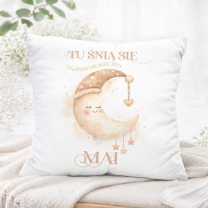 Poduszka z ilustracją uśmiechniętego księżyca w kapeluszu, ozdobiona gwiazdkami i napisem "Tu śni się najpiękniejsze sny".