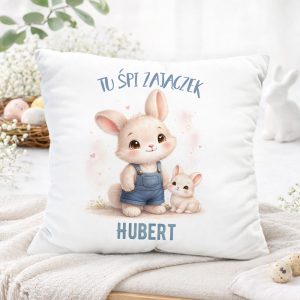 Poduszka z ilustracją dwóch króliczków, jeden w niebieskich ogrodniczkach, a drugi mniejszy obok, z imieniem i napisem "TU ŚPI ZAJĄCZEK".