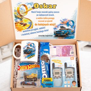Pudełko z prezentami, w tym kubek, samochodem Hot Wheels, zabawką walkie-talkie, ciasteczkami Oreo i czekoladą