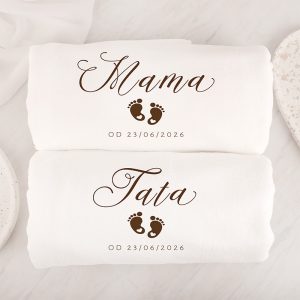 reczniki-dla-rodzicow.jpg Ręczniki z napisem "Mama" i "Tata", pod stopami dziecięcymi, z datą.