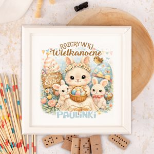 rozgrywki-wielkanocne.jpg Ilustracja z zajączkiem w koronie, trzymającym koszyk z kolorowymi jajkami, otoczonym dwoma króliczkami i wiosennym tłem.