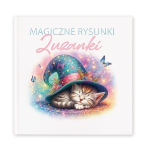 rysownik-z-imieniem-dla-dziecka.jpg Książka z kolorową okładką przedstawiającą śpiącą kotkę w magicznej czapce, otoczoną motylami i pastelowymi kolorami.