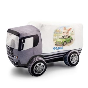 Poduszka w kształcie samochodu ciężarowego, z nadrukiem zajączka w zielonym samochodzie i imieniem dziecka.