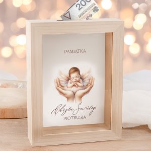 skarbonka-na-chrzest-dla-chlopca-z-imieniem Ramka z grafiką przedstawiającą dziecko z anielskimi skrzydłami, w tle rozmyte bokeh, z umieszczonym banknotem.