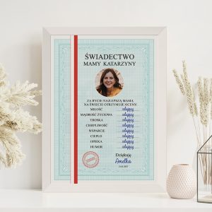 Certyfikat z nagrodą dla Mamy, zawierający zdjęcie oraz wykaz cech takich jak miłość, troska, wsparcie.