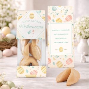 Foremne ciasteczka z wróżbą w kolorowym opakowaniu z motywami wielkanocnymi i napisami związanymi ze świętami.