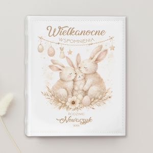Okładka albumu ze świątecznym motywem, przedstawiająca dwa króliczki tulące się obok siebie, z napisem "Wielkanocne Wspomnienia".