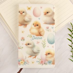 Notes z ilustracjami piskląt w pastelowych kolorach, z dodatkowymi elementami kwiatów oraz jajek w delikatnych odcieniach.